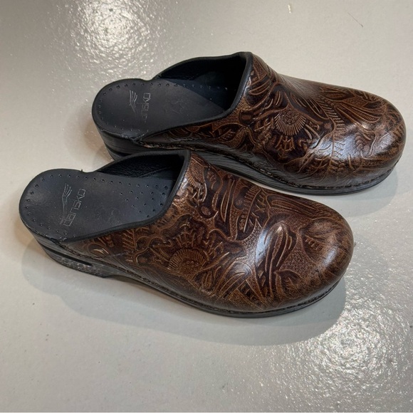 Dansko Women’s clogs Size 37 Brown Tooled Clogs Embossed Floral Nursing Shoes - Picture 2 of 8